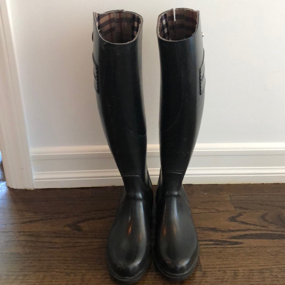 Burberry rain boot size 6